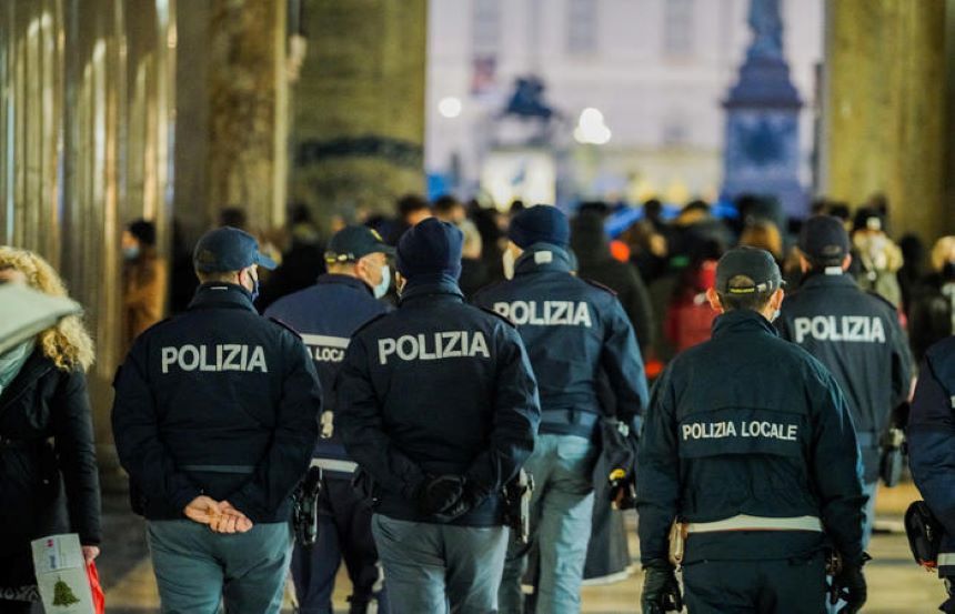 Vaccino dell'obbligo per la scuola e poliziotti no vax disarmati. Banda di  falsi pass, arresti e denunce 